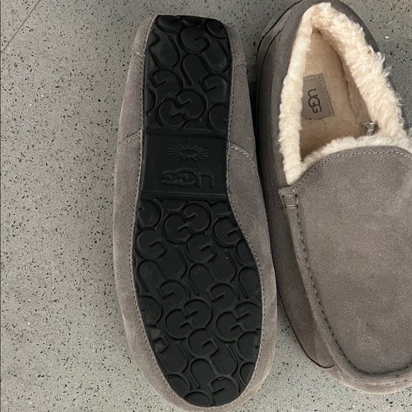 UGG Men's Ascot Suede Charcoal Suede Slippers with Plush Lining - Picture 3 of 5